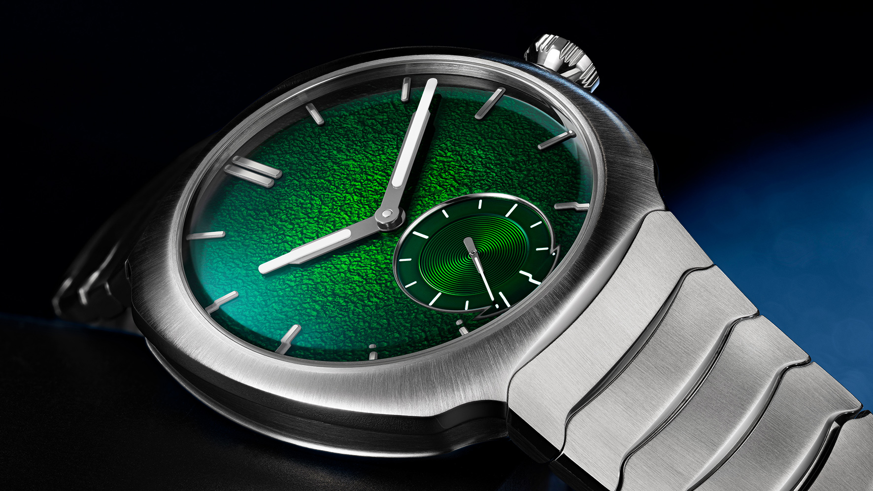 HMoser_6500-1201_Streamliner_Small_Seconds_Lime_Green_Enamel_Boutique_Edition_ST__Lifestyle_corner_close_Kopie.jpg