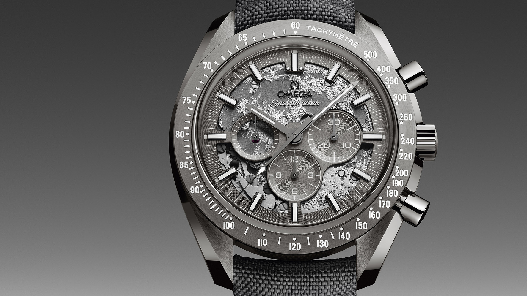 OMEGA_310.92.44.50.06.001_Speedmaster_Grey_Side_of_the_Moon_KeyVisual_4x5_RVB_Kopie.jpg